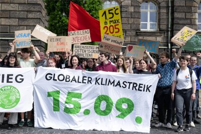 Globaler Klimastreik: Protestaktion auch im Erzgebirge geplant - Ein „Globaler Klimastreik“ soll am Freitag stattfinden, auch in Schwarzenberg. Das Bild zeigt eine Demo von Fridays for Future in Dresden, bei der mit einem Banner auf den Termin am 15. September hingewiesen wurde.