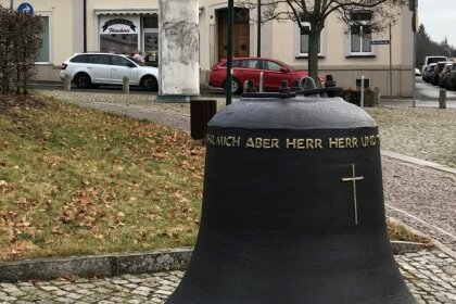 Glocke ziert den Kirchplatz - 