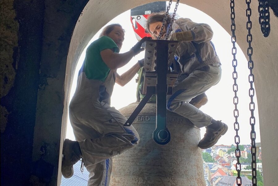 Artistik in 30 Metern Höhe. Nick Rieser (rechts) und Rigo Rudel beim Befestigen der Schlupfschlingen am Kranhaken. Gut zu sehen: Um die Glocke aus dem Schallfenster zu bekommen, musste Mauerwerk weggespitzt werden.