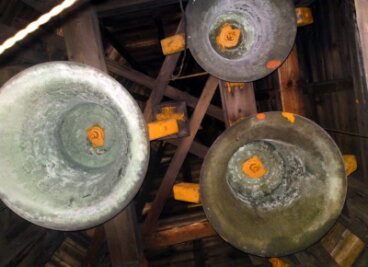 Glocken-Raub: Auerin macht Foto der Beute - 13. Dezember 2011: Noch befinden sich die Glocken im Turm. Nach einem Einbruch sind sie seit mehreren Wochen verschwunden.