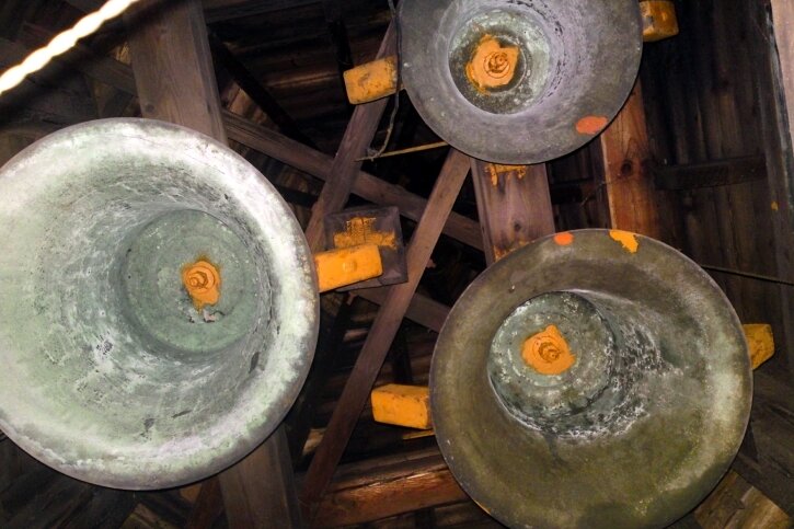 Glocken-Raub: Auerin macht Foto der Beute - 13. Dezember 2011: Noch befinden sich die Glocken im Turm. Nach einem Einbruch sind sie seit mehreren Wochen verschwunden.