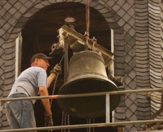 Glockenausbau lockt rund 80 Zaungäste an - 
              <p class="artikelinhalt">Die Bronzeglocke, hier transportiert von Andreas Kupsch, ging sofort nach dem Ausbau zur Glockengießerei nach Lauchhammer.</p>
            