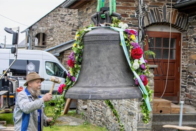 Glockeneinhub in Theuma: Geläut wieder zurück in der Heimat - Christian Beck, Chef der Firma Glocken- und Turmuhren in Kölleda, nimmt eine letzte Klangprobe an der großen Glocke vor.