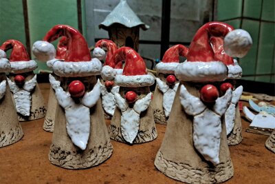 Glockenfest in Hennersdorf - Beim Glockenfest in Hennersdorf wird selbstgemachte Keramik verkauft, wie diese niedlichen Weihnachtsmänner. Foto: Claudia Dohle