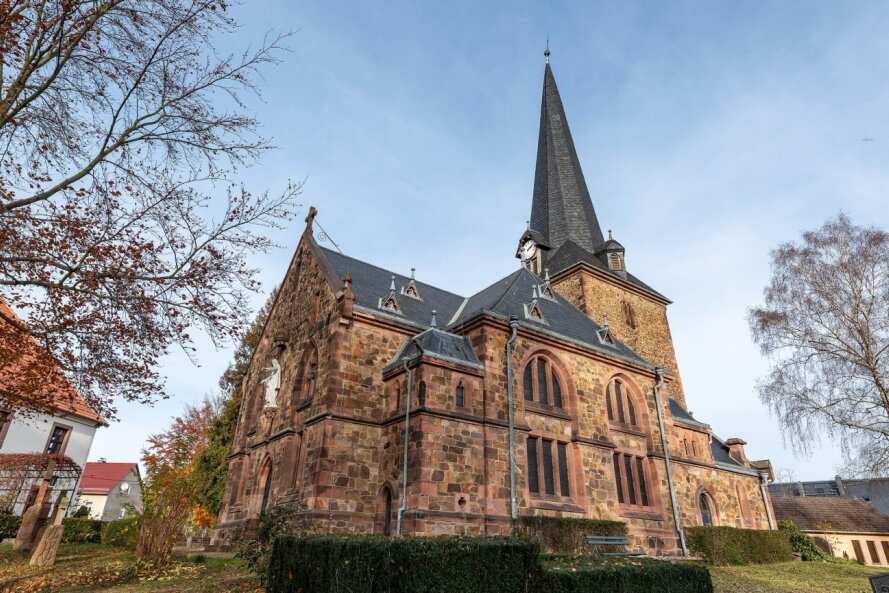 Glockenprojekt rückt wieder in den Fokus - Blick auf die Schwarzbacher Kirche. Nach wie vor hegt die Gemeinde die Absicht, Glockenturm und Geläut zu sanieren. 