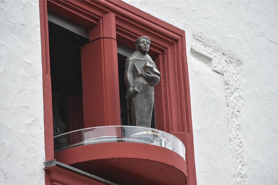 Glockenspiel am Chemnitzer Rathaus ohne Figuren - Sechs Figuren drehen dreimal täglich ihre Runden. Nun wird das figürliche Glockenspiel am Alten Rathaus gewartet.