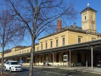 Glockenturm ziert den Bahnhof in Reichenbach - Dieses Bahnhofsgebäude befindet sich in Reichenbach. 