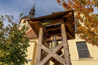 Glockenweihe in Reichenbach erst nach dem Osterfest - Die provisorische Glocke im Garten der Peter-Paul-Kirche in Reichenbach muss rund ein halbes Jahr länger läuten als gedacht. Die Glockenweihe wurde auf April 2022 verschoben. 