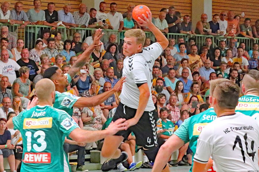 Glowatzky-Halle erlebt Handball-Knüller - Szene aus dem Freundschaftsspiel des HC Fraureuth gegen den SC DHfK Leipzig in der Erich-Glowazky-Halle Ende Juli 2018.