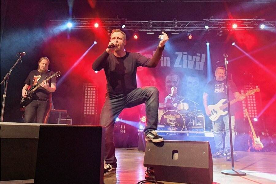 Glück Auf, Freiberg: "Engel in Zivil" begeistern 550 Fans im Tivoli - Mit einem "Glück Auf, Freiberg" begrüßte Frontmann Dirk Wölfl die Fans der Band "Engel in Zivil" am Samstag.