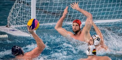 Glück-Auf-Halle erlebt eine Premiere - 2019 trat die Deutsche Wasserball-Nationalmannschaft um Torwart Moritz Schenkel (roter Kopfschutz) in Dresden gegen Ungarn an. Am Mittwoch kommt Zwickau in den Genuss eines Länderspiels. 