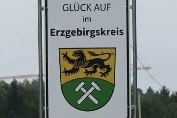 "Glück auf" im Erzgebirge: Schilder begrüßen jetzt Gäste - Die ersten Begrüßungsschilder stehen seit einigen Tagen - wie hier nahe Schneeberg. 