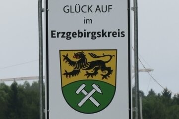 "Glück auf" im Erzgebirge: Schilder begrüßen jetzt Gäste - Die ersten Begrüßungsschilder stehen seit einigen Tagen - wie hier nahe Schneeberg. 