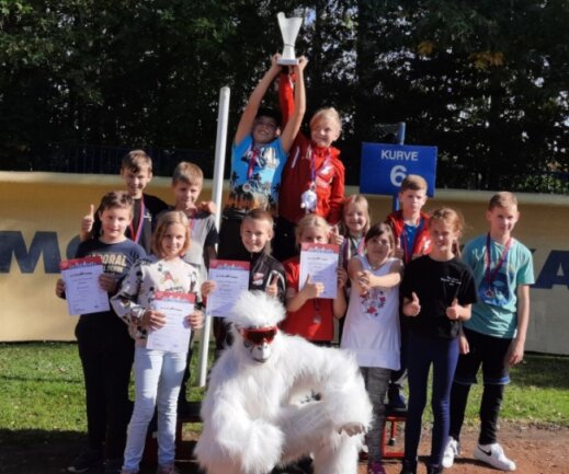Glück-Auf-Pokal bleibt in Zwickau - Das neue Maskottchen des Rennrodel-, Bob- und Skeletonverbandes freute sich mit den jungen Sportlern des ESV Lok Zwickau über den Pokalgewinn.