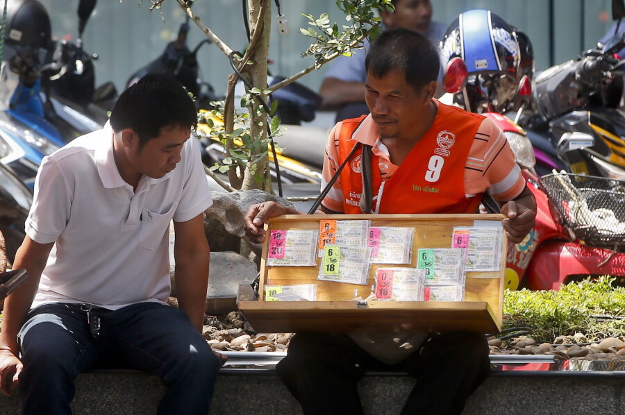 Ein Lotto-Verkäufer in Bangkok (Symbolfoto).