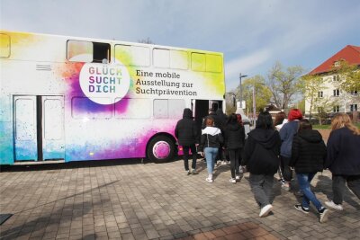 „Glück sucht dich“: Mobile Ausstellung zur Sucht macht in Crimmitschau Station - Der „Glück sucht dich“-Bus steht am 30. Mai auf dem Marktplatz in Crimmitschau.