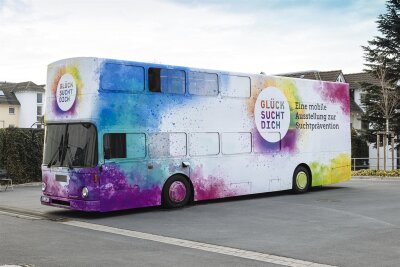 „Glück sucht dich“: Mobile Ausstellung zur Sucht macht in Sayda und Eppendorf Station - Der farbenfrohe Doppelstockbus macht nächste Woche in Sayda und Eppendorf Station.