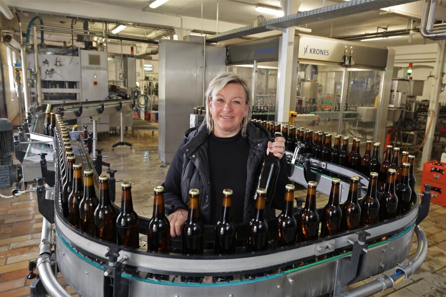Glückauf-Brauerei Gersdorf feiert Tag des deutschen Bieres - Geschäftsführerin Astrid Peiker in der Abfüllanlage der Glückauf Brauerei Gersdorf. Diese Technik ist jetzt zum letzten Mal öffentlich zu sehen.