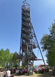 Glückauf-Turm in Oelsnitz lockt zahlreiche Ausflügler an - Ziel der 20. Glückauf-Wanderung war der Glückauf-Turm auf der Deutschlandschachthalde.