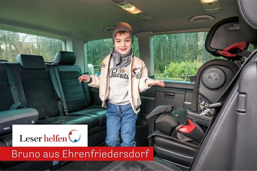 Glücklich im Erzgebirge: Wie der fünfjährige Bruno zu seinem eigenen Auto kam - Bruno und sein neues Auto: In dem von Spenden aus der Aktion „Leser helfen“ als Gebrauchtwagen erworbenen Familien-Van ist nun sogar ausreichend Platz für ausgelassene Freudensprünge.