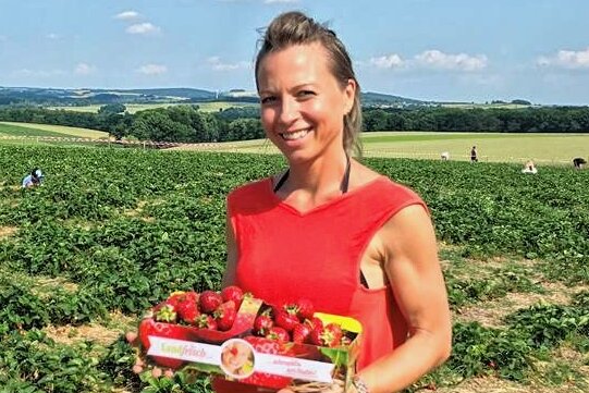 Glücks-Erdbeere auf Feld in Oberlichtenau gefunden - Bianca Scholz ist die Chefin des Fruchthofes Hammer, der das Erdbeerfeld in Oberlichtenau betreibt.