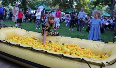 Glücksfee im Sonnenblumenkleid - Die elfjährige Merle-Jolie Hornfeck zog die 25 Gewinner aus 2000 nummerierten Enten. 