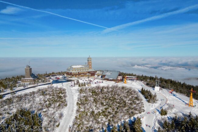 Glücksgefühle am Fichtelberg: Kaiserwetter zum Neustart in die Skisaison - Während das Erzgebirge in dichtem grauen Nebel lag, herrschte am Vormittag auf dem Fichtelberg bereits Kaiserwetter. 