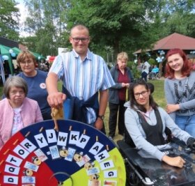 Glücksrad für Bewohner und Gäste - Sichtlich genossen haben die Bewohner und Mitarbeiter des Wohnheims für Menschen mit Behinderungen in Crimmitschau ihr Sommerfest. 