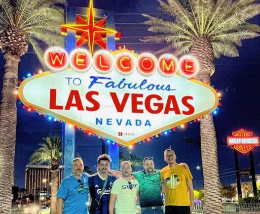 Glücksritter aus dem Erzgebirge erobern Spielparadies Las Vegas - Erinnerungsfotos waren ein Muss: Auf diesem Bild posieren Kai Müller, Xaver Herklotz, Ronny Findeisen, Simon Trommler und Steve Martin (von links) vor der Leuchtreklame am Strip in Las Vegas. 