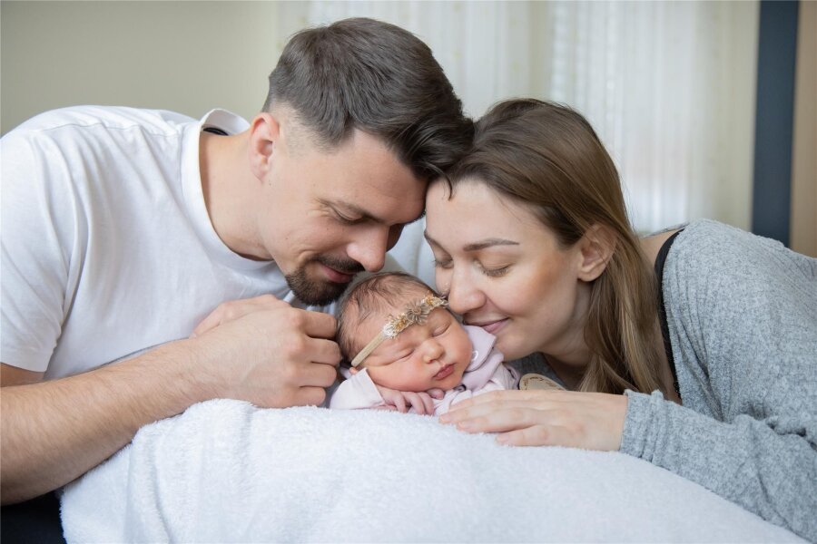Glückstreffer im Erzgebirge: Zwei Sonntagskinder bekommen ein Sonntagskind - Sophia Verena Trzarnowski mit ihrem Freund Sven und ihrer neugeborenen Tochter Malia.