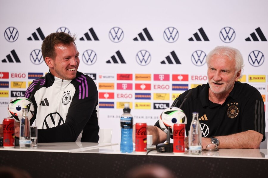 Glückwünsche und Aufmunterung von Nagelsmann für BVB - Bundestrainer Julian Nagelsmann (l.) und Sportdirektor Rudi Völler können sich auf mit Real Madrid freuen.