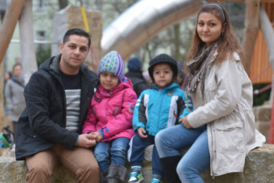Gnade vor Recht? - Junge Familie, gut integriert, aber nach dem Gesetz ohne Chance auf eine Perspektive in Deutschland: Samir Joncic und Emina Durmisevic mit ihren Kindern Dorotea (6) und Marko (2) in Freiberg.