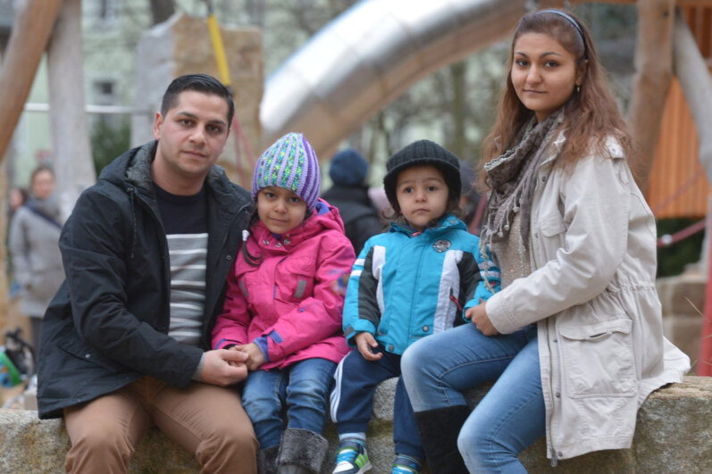 Gnade vor Recht? - Junge Familie, gut integriert, aber nach dem Gesetz ohne Chance auf eine Perspektive in Deutschland: Samir Joncic und Emina Durmisevic mit ihren Kindern Dorotea (6) und Marko (2) in Freiberg.