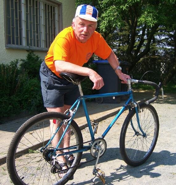 Gnadenbrot auf dem Dachboden - 
              <p class="artikelinhalt">Klaus Fischer zeigt das letzte Kinderrennrad aus der DDR, das sein Verein aufbewahrt. Die Lackierung ist allerdings nicht original.</p>
            
