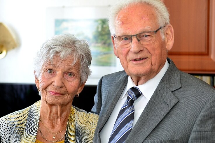 Gnadenhochzeit in Hainichen: Nach 70 Ehejahren sind diese Jubilare gesund und zufrieden - 70 Jahre später konnten die 89-Jährige und ihr drei Jahre älterer Mann im eigenen Heim in Hainichen mit Gästen auf ihre Gnadenhochzeit sowie "Gesundheit und Frieden" anstoßen und darüber plaudern. 