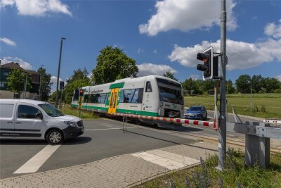 Göltzschtal: Umleitungen und Sperrungen für sechs Wochen wegen Gleisarbeiten - Ab nächster Woche fährt zwischen Lengenfeld und Falkenstein für mehrere Wochen kein Zug. Auch die Bahnübergänge, wie hier in Ellefeld, sind deshalb nicht passierbar.