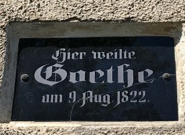Goethe besuchte vor 200 Jahren das Vogtland - Die Tafel am Pfarrhaus in Schönberg am Kapellenberg erinnert an denGoethe-Besuch heute auf den Tag genau vor 200 Jahren. 