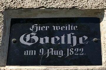 Die Tafel am Pfarrhaus in Schönberg am Kapellenberg erinnert an denGoethe-Besuch heute auf den Tag genau vor 200 Jahren. 
