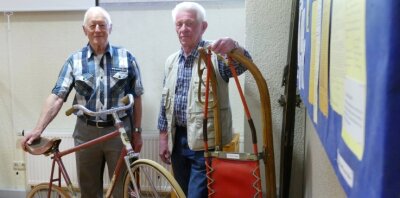 Gold im Sechser-Kunstradfahren: Zwei Weltmeister werden mit Ausstellung geehrt - Lothar Schönherr (links) und Johannes Lorenz im Museum. 