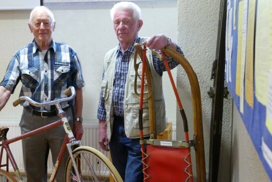 Gold im Sechser-Kunstradfahren: Zwei Weltmeister werden mit Ausstellung geehrt - Lothar Schönherr (links) und Johannes Lorenz im Museum. 