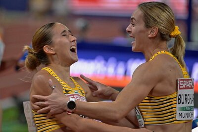 Gold mit der 4-x-100-Meter-Staffel für Rebekka Haase: Gänsehautmomente und Wow-Effekte - Schlussläuferin Rebekka Haase (l.) und Alexandra Burghardt voller Glücksgefühle. 