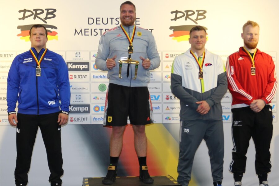 Gold und Bronze nach Markneukirchen - Ein strahlender Franz Richter (Zweiter von links) bei der Siegerehrung.