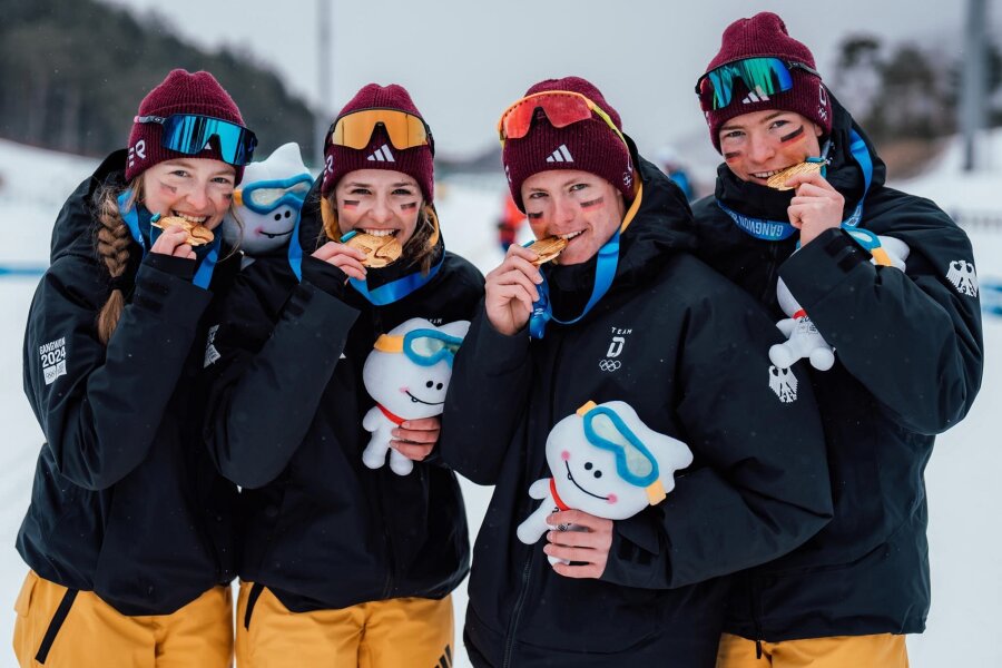 Gold und Silber bei Olympischen Jugend-Spielen: Skilangläufer aus Pobershau erfüllt sich in Südkorea einen Traum - Am letzten Wettkampftag der Youth Olympic Games in Südkorea ist es den deutschen Skilangläufern vorbehalten gewesen, für einen goldigen Abschluss zu sorgen. Sarah Hoffmann, Lena Einsiedler, Jonas Müller und Schlussläufer Jakob Moch (v. l.) waren in Pyeongchang nicht zu schlagen.