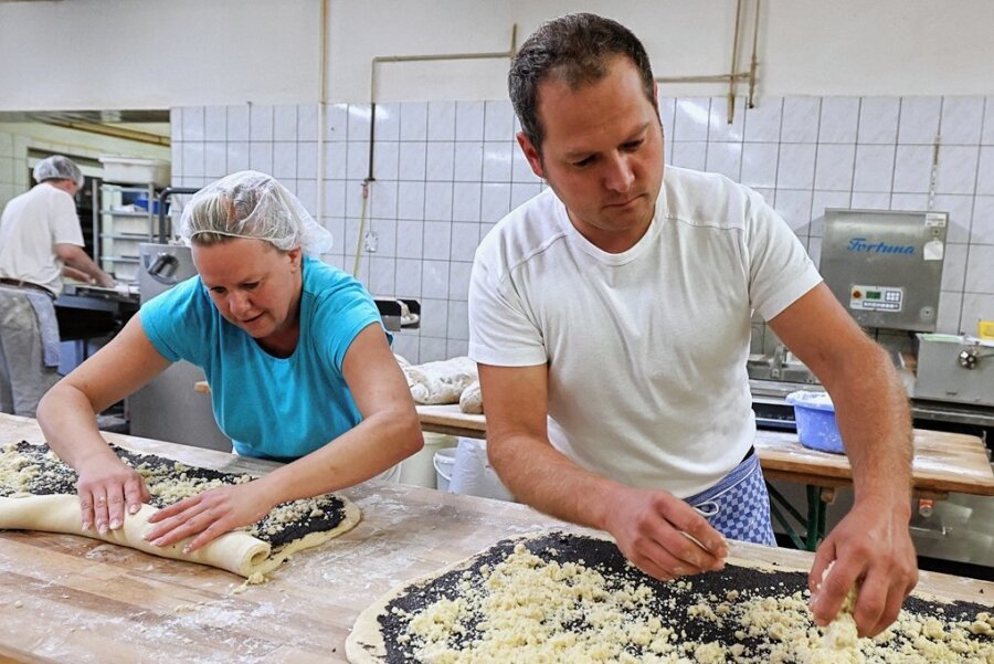 Goldbrötchen-Bäckerei Werda will Preise nicht erhöhen: Wie kann das funktionieren? - Bäckerei-Chef Gerd Jahnsmüller und Mitarbeiterin Ariane Strobel bereiten Mohnschnecken zu.