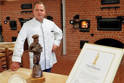 Goldbrötchenbäckerei aus Dorfstadt erhält Zacharias-Preis - Stolz präsentiert Gerd Jahnsmüller in der Schaubäckerei Dorfstadt den Zacharias-Preis für Handwerksbäcker. 
