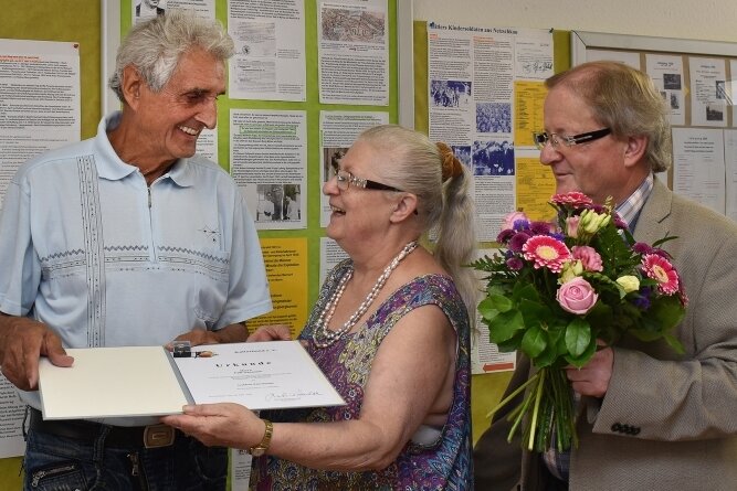 Goldene Ehrennadel würdigt aktiven Heimatforscher - Aus den Händen von Heidi und Thomas Petzoldt nahm Falk Naumann (links) die "Goldene Ehrennadel des Kulturbundes" entgegen. 