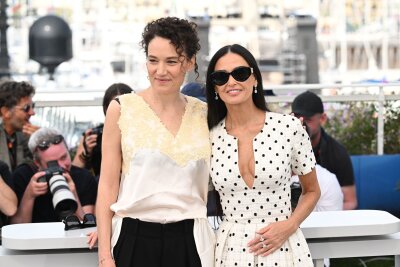 Goldene Palme in Cannes für Sean Bakers "Anora" - Für das Drehbuch zu ihrem Film mit Schauspielerin Demi Moore (r) wurde Regisseurin Coralie Fargeat (l) in Cannes ausgezeichnet.