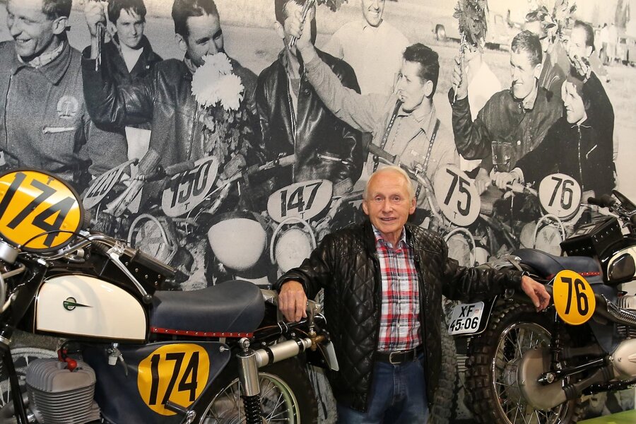 Goldene Zeiten bei den Six Days: Enduro-Museum nimmt beispiellose Erfolgsserie der deutschen Geländefahrer unter die Lupe - Horst Lohr, ehemaliger MZ-Werksfahrer, inmitten seiner siegreichen Geländemotorräder von 1963 und 1964.