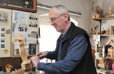 Goldenes Schnitzmesser für geschickte Hände - Der 63-Jährige hat in seiner urigen Werkstatt momentan unter anderem einen Bergmann in Bearbeitung. In letzter Zeit probiert er sich aber auch gerne an größeren Werken. 