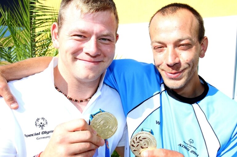 Daniel Neumann (links) und Marcel Biebl mit Goldmedaillen